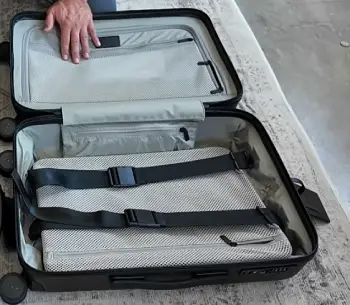Monos  Carry-On
